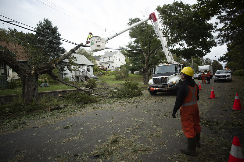 Crews-restoring-power